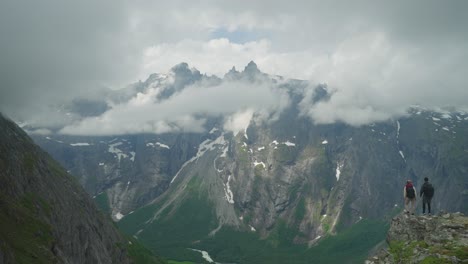 Zwei-Wanderer-Auf-Der-Litlefjellet-Wanderung-In-Norwegen-Mit-Atemberaubender-Aussicht-Auf-Trollveggen-Trollwall