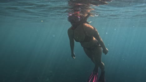 Mujer-Buceando-En-Las-Aguas-Cristalinas-De-Tulamben,-Bali.