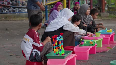 Niños-Jugando-Con-Juguetes-Coloridos-En-Un-Mercado-Al-Aire-Libre-En-Tangerang