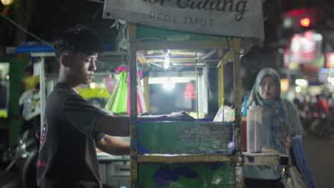 Un-Joven-Prepara-Comida-En-Un-Puesto-Del-Mercado-Nocturno-En-Alun-Alun-Ahmad-Yani-Tangerang