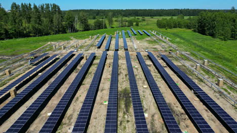 Enorme-Paisaje-De-Instalación-De-Paneles-Solares-En-Una-Planta-De-Energía-Renovable