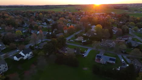 Amerikanische-Nachbarschaft-Mit-Goldenem-Sonnenuntergang-Am-Horizont