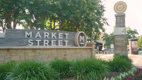 Señalización-De-La-Calle-Market-En-La-Ciudad-De-Woodlands-En-Texas.