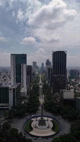 Paseo-de-la-Reforma-and-its-Monument-to-Independence-in-CDMX,-vertical-aerial-view