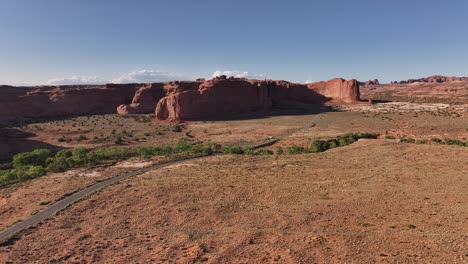 Beautiful-road-passing-through-Arches-National-Park,-near-Moab,-Utah,-United-States