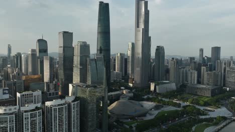 Drohnenaufnahmen-Des-Zentralen-Geschäftsviertels-Von-Guangzhou-Mit-Berühmten-Wolkenkratzern-Und-Dem-Gebäude-Der-Bank-Of-China