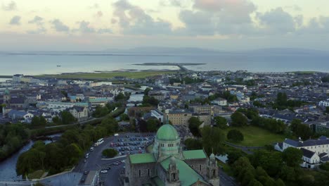 Luftaufnahme-Der-Kathedrale-Von-Galway-Mit-Dolly-Zum-Mutton-Island-Causeway-In-Irland