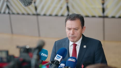 El-Primer-Ministro-De-Portugal,-Luis-Montenegro,-Hablando-Con-La-Prensa-En-La-Cumbre-Del-Consejo-Europeo-En-Bruselas,-Bélgica,-En-Cámara-Lenta.