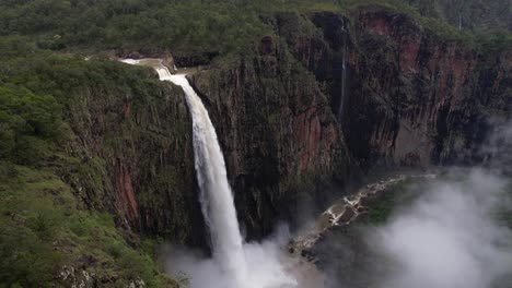 Vista-Aérea-De-Las-Cataratas-Y-El-Desfiladero-De-Wallaman,-Impresionante-Paisaje-De-Queensland,-Australia