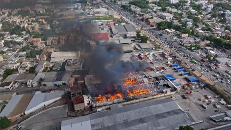 Panoramablick-über-Feuer-In-Lagerhalle-Mit-Flammen-Und-Rauch-In-Santo-Domingo,-Dominikanische-Republik---Drohnenaufnahme