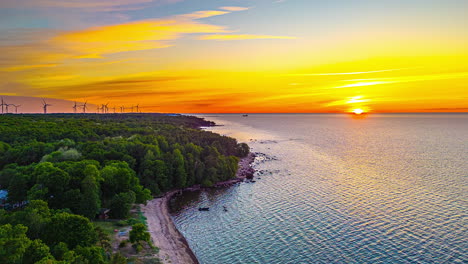 Glühender-Himmel-Bei-Sonnenaufgang-über-Der-Meereslandschaft-Mit-Windturbinen-Im-Hintergrund