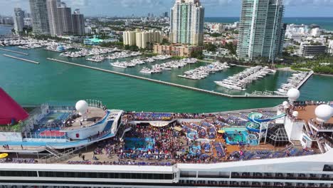 Fiesta-En-Un-Crucero-En-La-Terraza-De-La-Piscina-Mientras-El-Barco-Zarpa-Del-Puerto-De-Miami