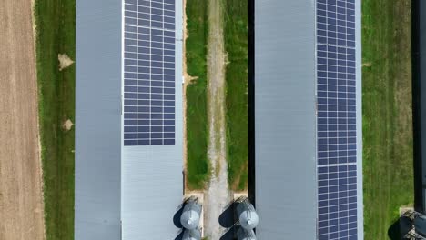 Paneles-Solares-Que-Producen-Energía-En-El-Techo-De-Gallineros-Y-Granjas-Ganaderas-Agrícolas-En-EE.UU.