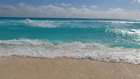 Caribbean-Sea-Waves-Breaking-on-White-Sand-Beach,-Slow-Motion