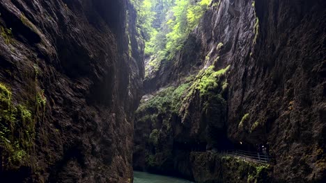 Schweizer-Aareschlucht-Canyon-In-Der-Schweiz-Mit-Klarem-Wasser-Der-Berge