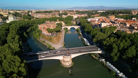 Filmische-Aufnahme-Aus-Der-Luft-über-Ponte-Garibaldi,-Tiberinsel-Und-Fluss