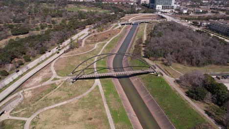 Drone-Shot-of-Bill-Coast-Bridge-in-Hermann-Park,-Houston-TX-USA