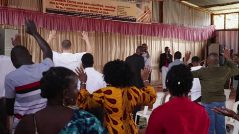 Afrikanische-Dorfbewohner-Bei-Einem-Gottesdienst-In-Kampala-In-Uganda,-Afrika