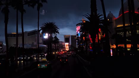 Fahren-Auf-Dem-Glänzenden-Las-Vegas-Strip-Bei-Nacht,-Autos,-Lichter-Und-Werbetafeln-An-Casino-Hotels