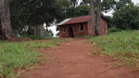 Verlassenes-Rotes-Backsteinhaus-In-Uganda,-Handheld-Ansicht