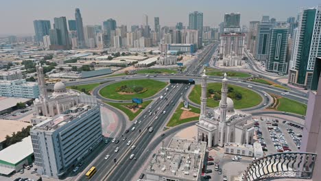 Vista-Aérea-Del-Puente-Al-Khan-De-Sharjah-Con-Las-Cuatro-Nuevas-Mezquitas-Idénticas-En-Cada-Esquina-En-Los-Emiratos-Árabes-Unidos.