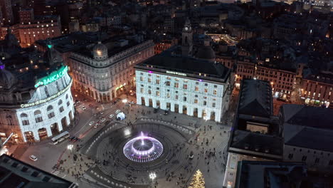 Reisende-Besichtigen-Die-Berühmte-Piazza-De-Ferrari-In-Genua,-Luftaufnahme-Bei-Dämmerung