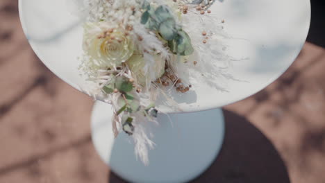 Delicado-Arreglo-Floral-Blanco-Sobre-Una-Mesa,-Perfecto-Para-Bodas-O-Eventos-Elegantes