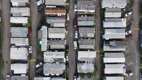 Antena-De-Arriba-Hacia-Abajo-De-Pequeñas-Casas-Prefabricadas-En-Un-Estrecho-Parque-De-Casas-Rodantes