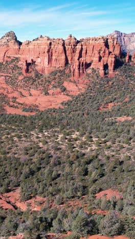 Vertical-Drone-Shot,-Red-Rock-Cliffs-of-Sedona,-Arizona-USA,-Scenic-Desert-Landscape-on-Hot-Sunny-Day