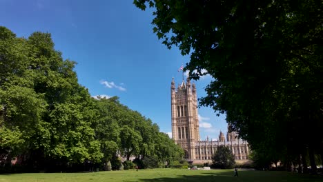 Vista-Serena-De-Los-Jardines-De-La-Torre-Victoria-Hacia-El-Sur-Con-El-Icónico-Westminster-Al-Fondo-En-Un-Día-Despejado