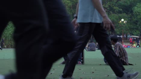 Menschen,-Die-Abends-Einen-Lebendigen-Park-Mit-Musik,-Sport-Und-Freizeitaktivitäten-Genießen