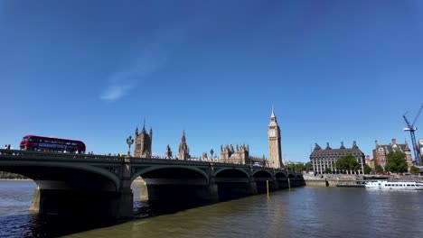 Malerische-Aussicht-Auf-Die-Westminster-Bridge-über-Die-Themse,-Mit-Big-Ben-Und-Den-Houses-Of-Parliament-Unter-Einem-Klaren-Blauen-Himmel