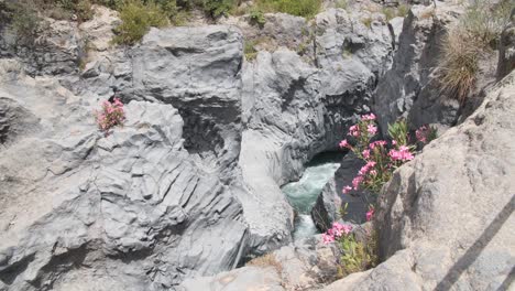 Wasser-Fließt-Zwischen-Grauen-Steinen-An-Der-Touristenattraktion-Von-Taormina