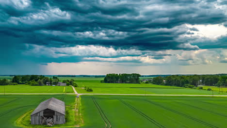 Dichte-Wolken-über-Nicht-städtischer-Landschaft-Mit-Straßenkreuzungen-Durch-Grüne-Felder