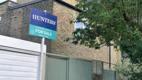 Hunters-for-sale-estate-agent-sign-in-London-United-Kingdom-June-2024