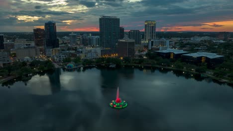 Orlando,-Distrito-Central-De-Negocios-De-Florida-Y-Lago-Eola-Durante-La-Puesta-De-Sol