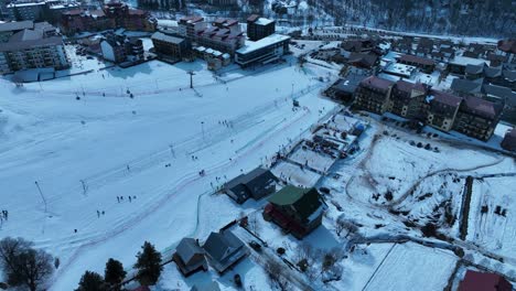 Ein-Schneebedecktes-Skigebiet-Mit-Skifahrern-Auf-Den-Pisten,-Skiliften-Und-Einer-Geschäftigen-Wintersportatmosphäre