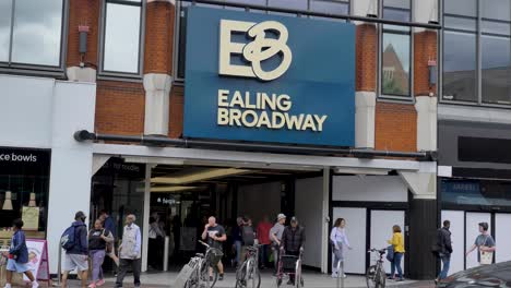 Öffentlichkeit-Verlässt-Und-Betritt-Das-Einkaufszentrum-Ealing-Broadway-In-London,-Großbritannien,-Juni-2024