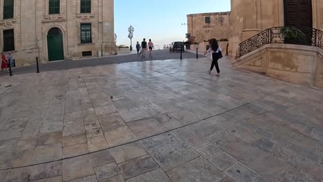 Quickly-moving-through-Malta,-capturing-the-vibrant-square-with-the-Statue-of-Jean-de-Valette-in-Valletta's-city-center