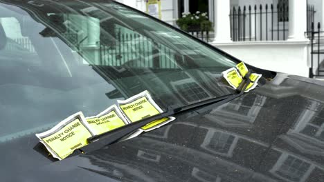 Coche-Cubierto-De-Avisos-De-Cargos-De-Estacionamiento-En-South-Kensington,-Londres,-Reino-Unido,-Junio-De-2024.