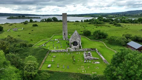 Drohne-Fliegt-über-Bäume-Und-Historische-Gebäude-Holy-Island-Shannon-River-Irland-Epische-Orte