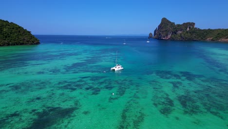 Catamarán-Navega-En-Aguas-Turquesas-Cerca-De-Una-Isla-Tropical-Tailandesa-En-Un-Día-Soleado