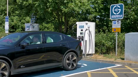 Carga-De-Coches-Eléctricos-Gridserve-En-Sedgemoor-Services-En-Dirección-Sur-Del-Reino-Unido,-Junio-De-2024