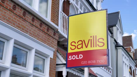 Savills-Verkauft-Schild-Vor-Schönem-Haus-London-Großbritannien-Juni-2024