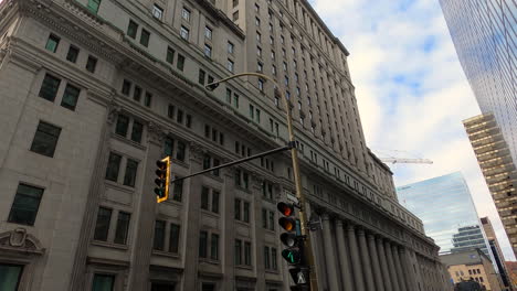 Außenfassade-Des-Historischen-Gebäudes-Und-Ampeln-In-Der-Innenstadt-Von-Montreal,-Niedriger-Winkel