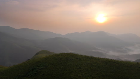 Wiesen-In-Vagamon,-Einem-Wunderschönen-Bergort-In-Kerala,-Indien,-Vagamon-Wiesen-Karge-Hügel-Motta-Kunnu