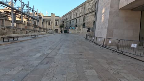 Bewegen-Sie-Sich-Entlang-Der-Außenseite-Des-Royal-Opera-House-In-Valletta,-Malta,-Und-Präsentieren-Sie-Dessen-Architektonische-Eleganz-Und-Historische-Bedeutung