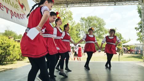 Grupo-De-Danza-Folclórica-De-Damas-Búlgaras-Dijo-Manos-Bailando-Animado-Horo