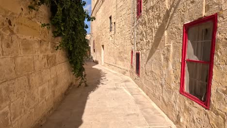 Navigating-the-tiny-and-cozy-streets-of-Malta,-showcasing-the-historical-charm-of-Mediterranean-architecture