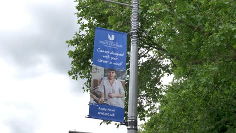 Banner-Der-University-Of-West-London-Hängt-An-Einem-Straßenmast-In-Ealing,-London,-Großbritannien,-Juni-2024